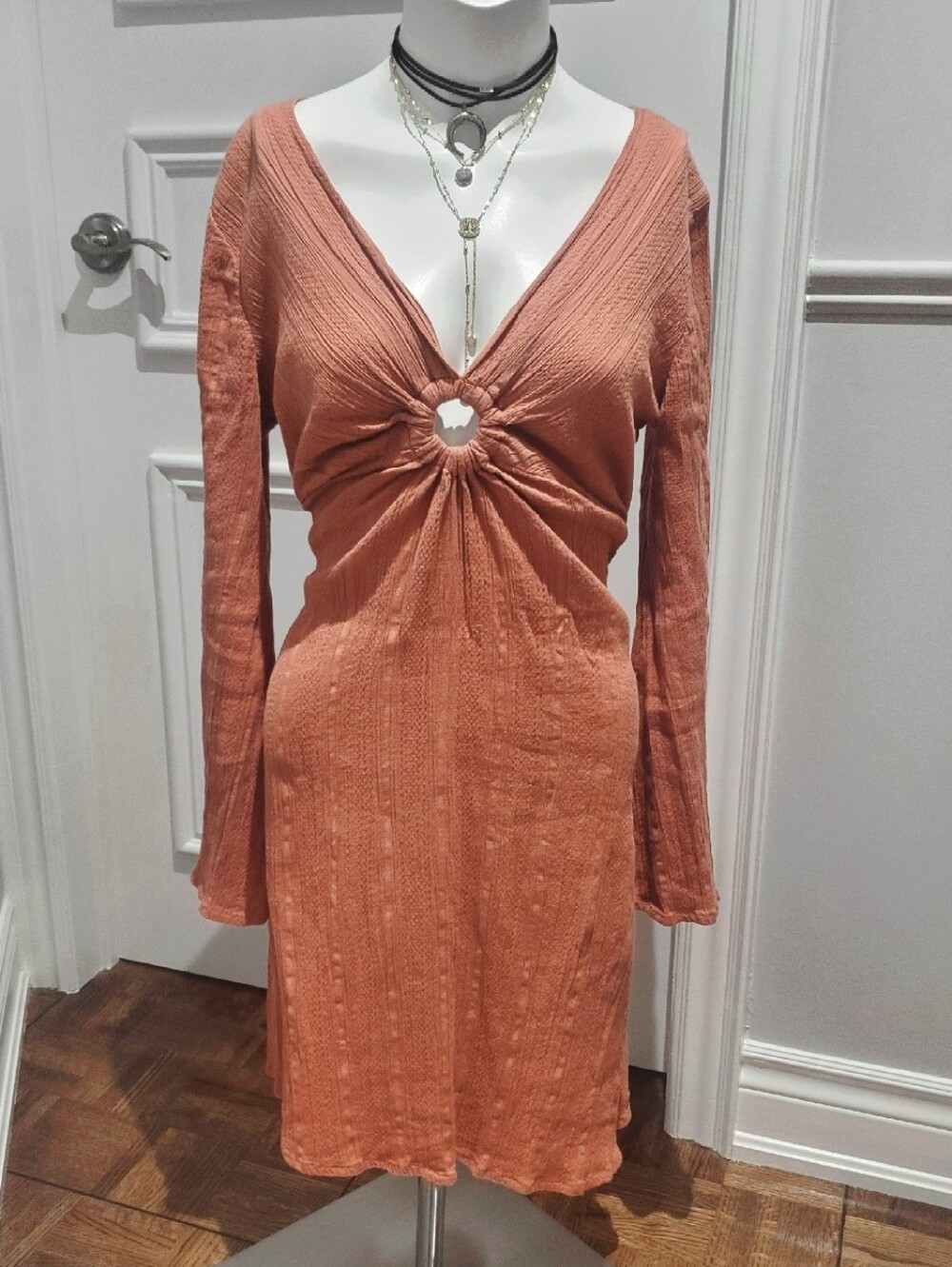 ROXY "NOTHING COMPARES" RUST TERRACOTTA 70s BELL SLEEVED KEYHOLE DRESS